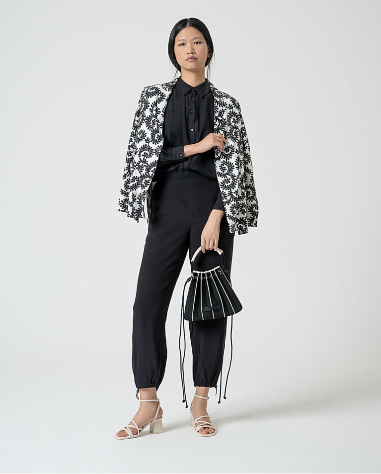 Camisa de manga longa com detalhe de ornamento Preto