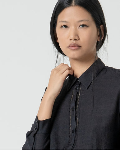 Camisa de manga longa com detalhe de ornamento Preto
