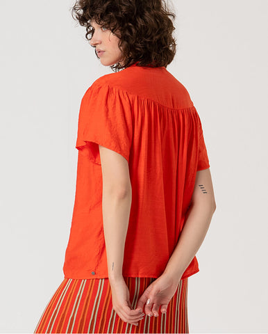 Blusa de manga curta com detalhe de ornamento Laranja