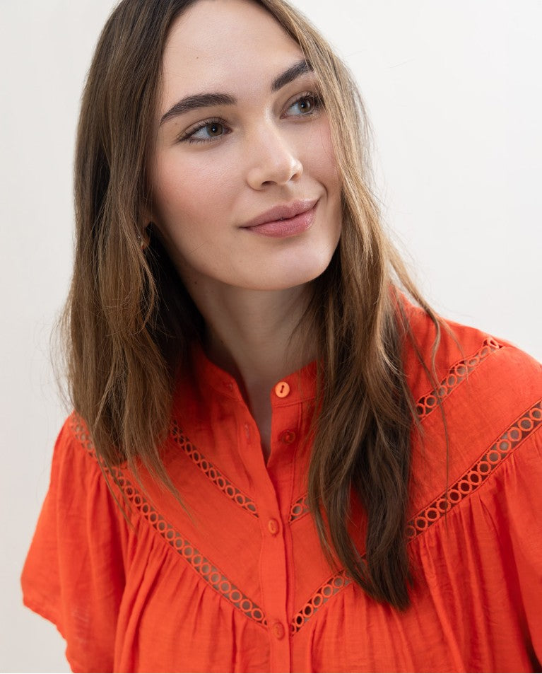 Blusa de manga curta com detalhe de ornamento Laranja