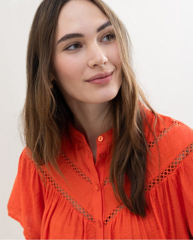 Blusa de manga curta com detalhe de ornamento Laranja