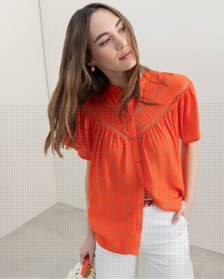 Blusa de manga curta com detalhe de ornamento Laranja