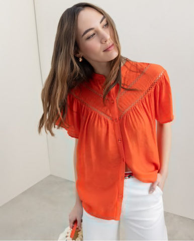 Blusa de manga curta com detalhe de ornamento Laranja