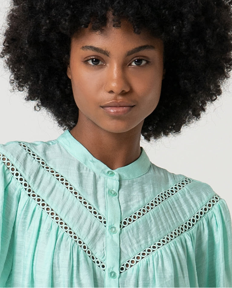 Blusa de manga curta com detalhe de ornamento Verde água