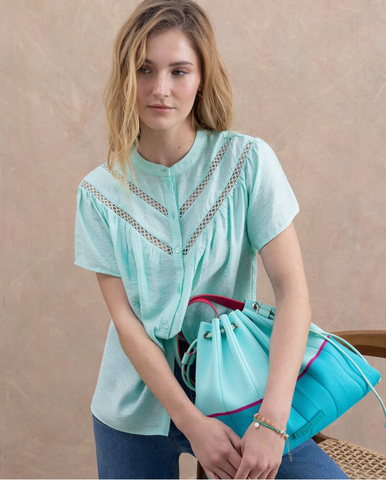 Blusa de manga curta com detalhe de ornamento Verde água
