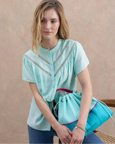 Blusa de manga curta com detalhe de ornamento Verde água